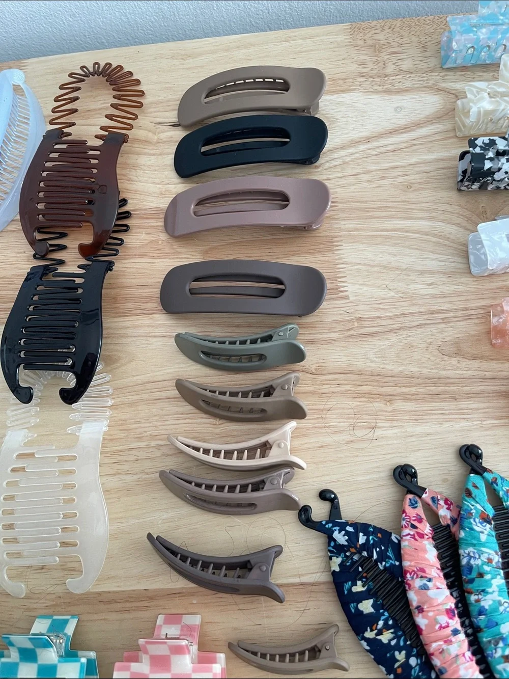 Bundle of 56 hair clips and ties